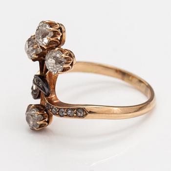 A belle époque 14K gold ring with old-cut diamonds ca. 1.30 ct in total. Russia, early 20th century.