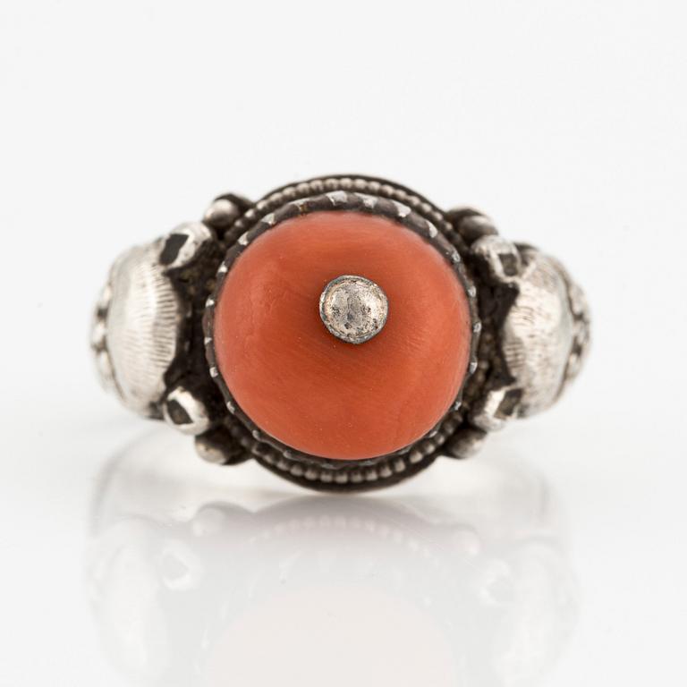 A ring in silver and coral, Tibet.