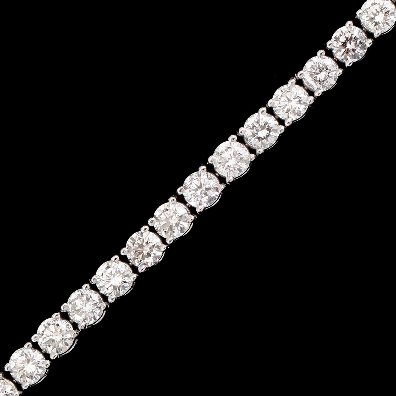 ARMBAND, 18 k vitguld, rivièrelänk, 42 briljantslipade diamanter tot ca 9.11 ct.