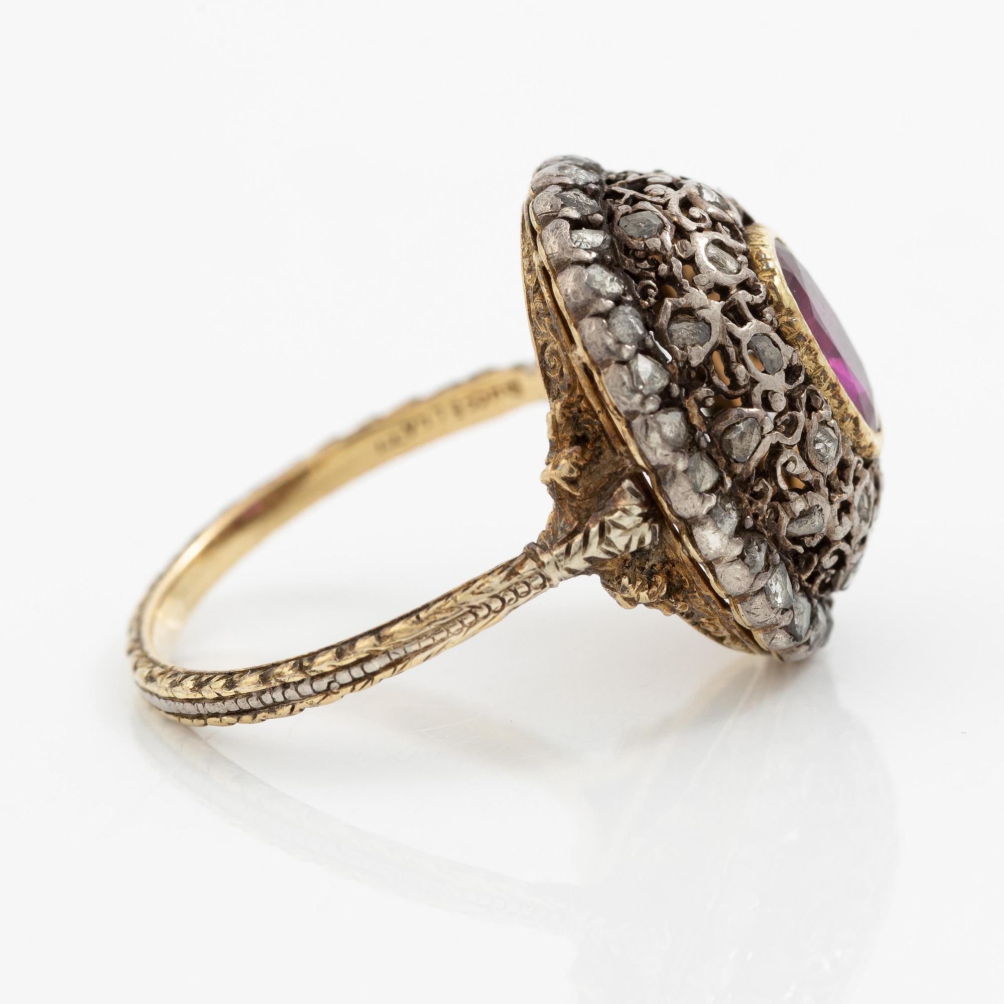 Buccellati ring 18K guld och silver med en fasettslipad rubin och rosenslipade diamanter.