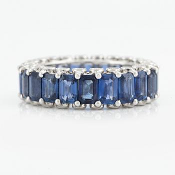 Ring, with sapphires and brilliant-cut diamonds.