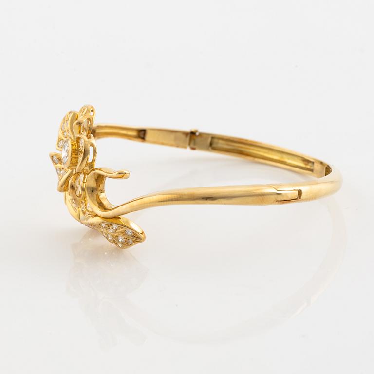 18K gold and brilliant- and eight cut diamond flower bangle.
