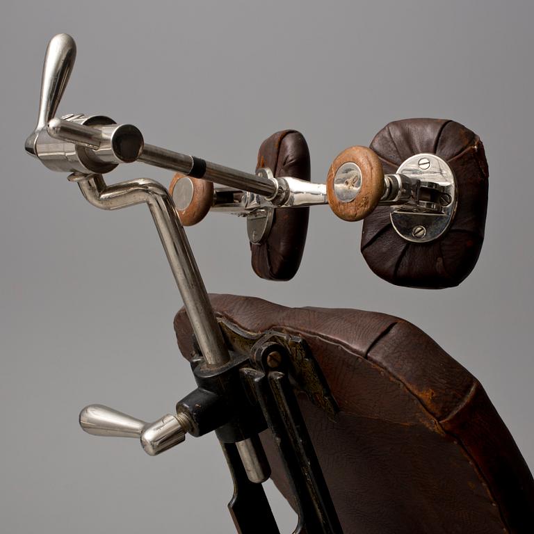 TANDLÄKARSTOL med TILLBEHÖR, 4 delar, omkring år 1900.