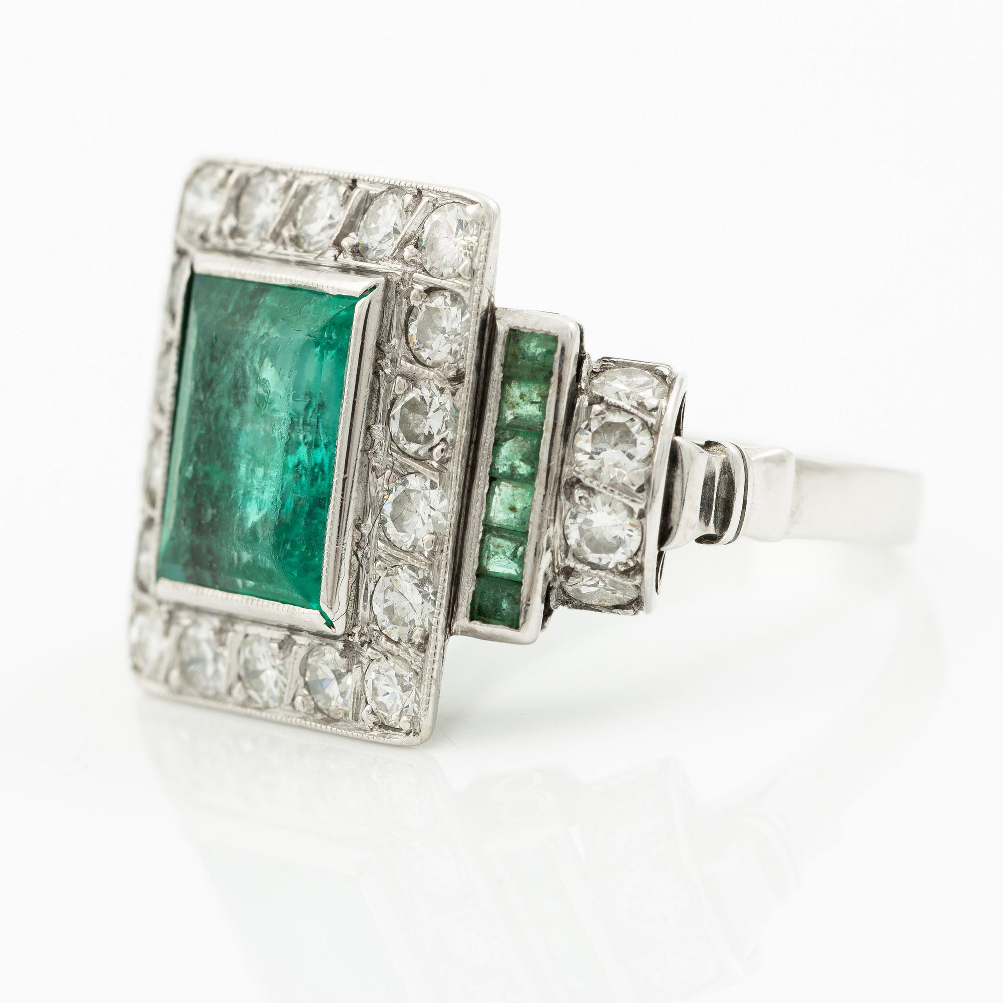 Ring 14K white gold with emeralds and round brilliant-cut diamonds.
