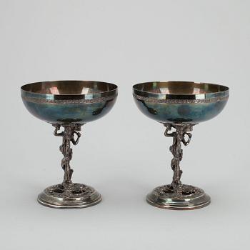 UPPSATSSKÅLAR, 2 st, silver, Spanien 1900-tal. Tot. vikt ca 394,5 g.