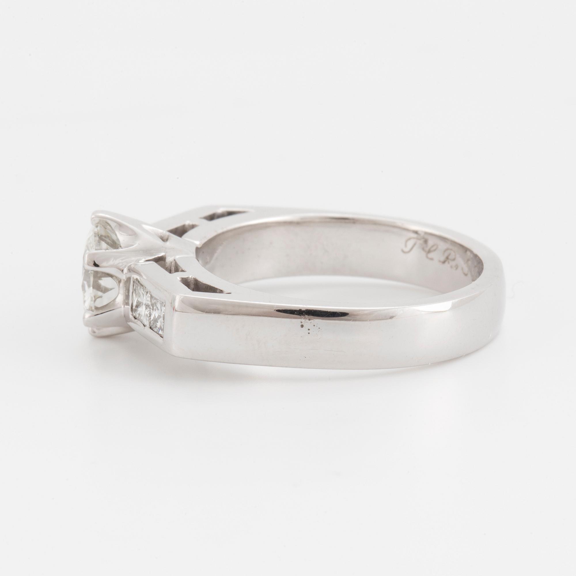 A brilliant- and princess- cut diamond ring. Center diamond circa 1,25cts.