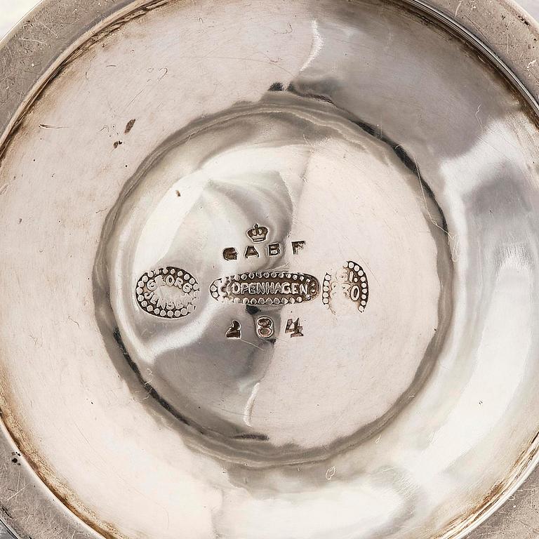 Georg Jensen, bonbonnièr med strösked, silver, Köpenhamn 1919-1927, design nr 234, sked design nr 74.