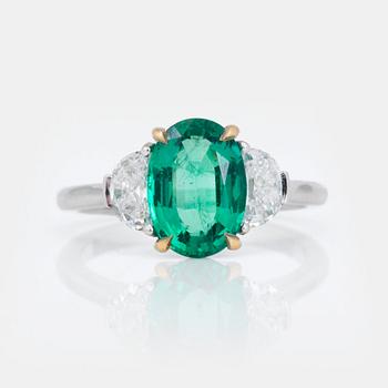 1258. A circa 2.29ct emerald and brilliant cut diamond ring.
