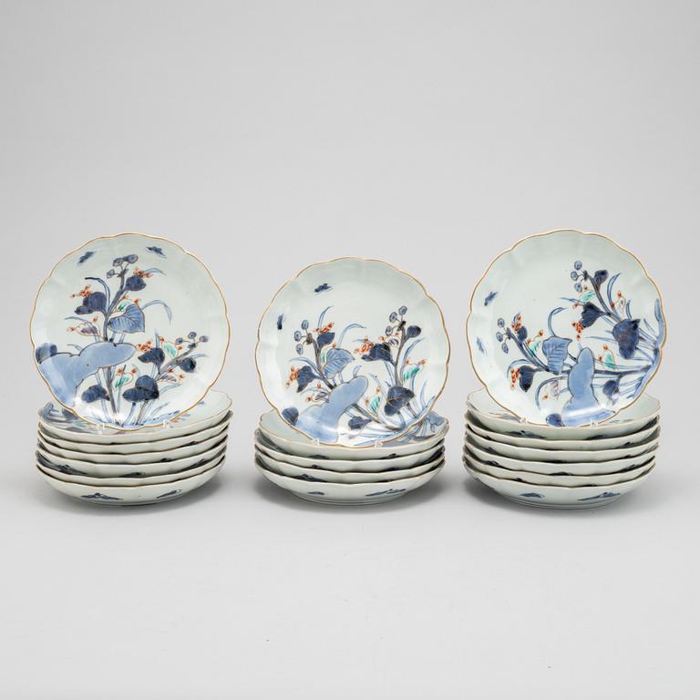 A set of 19 Japanese porcelain plates, Meiji period (1868-1912).