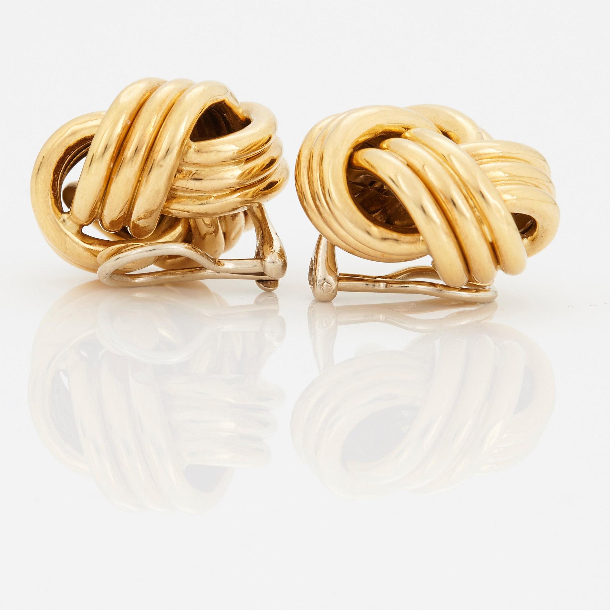 A PAIR OF EARRINGS.