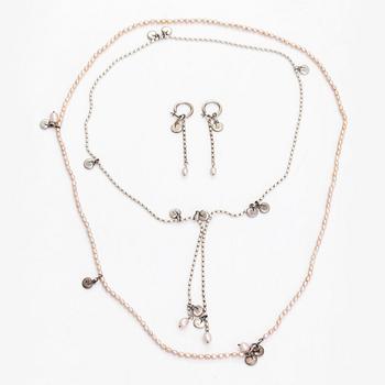 Kirsti Doukas, Halsband, 2 st och ett par örhängen, sterlingsilver och odlade pärlor. Kalevala koru, Helsingfors.