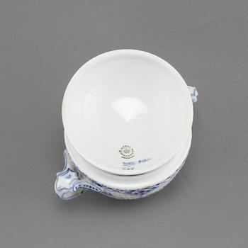 SERVISDELAR, 27 st, porslin, "Musselmalet", Royal Copenhagen, Danmark, 1900-talets andra hälft.