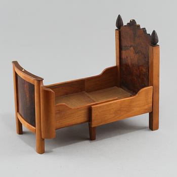 MINIATYRSÄNG samt DOCKSKÅPSMÖBLER, 2 st, 1800-talets slut.