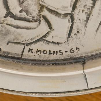 Tynnyri, hopeaa puujalustalla, Auran Kultaseppä, Turku 1969.