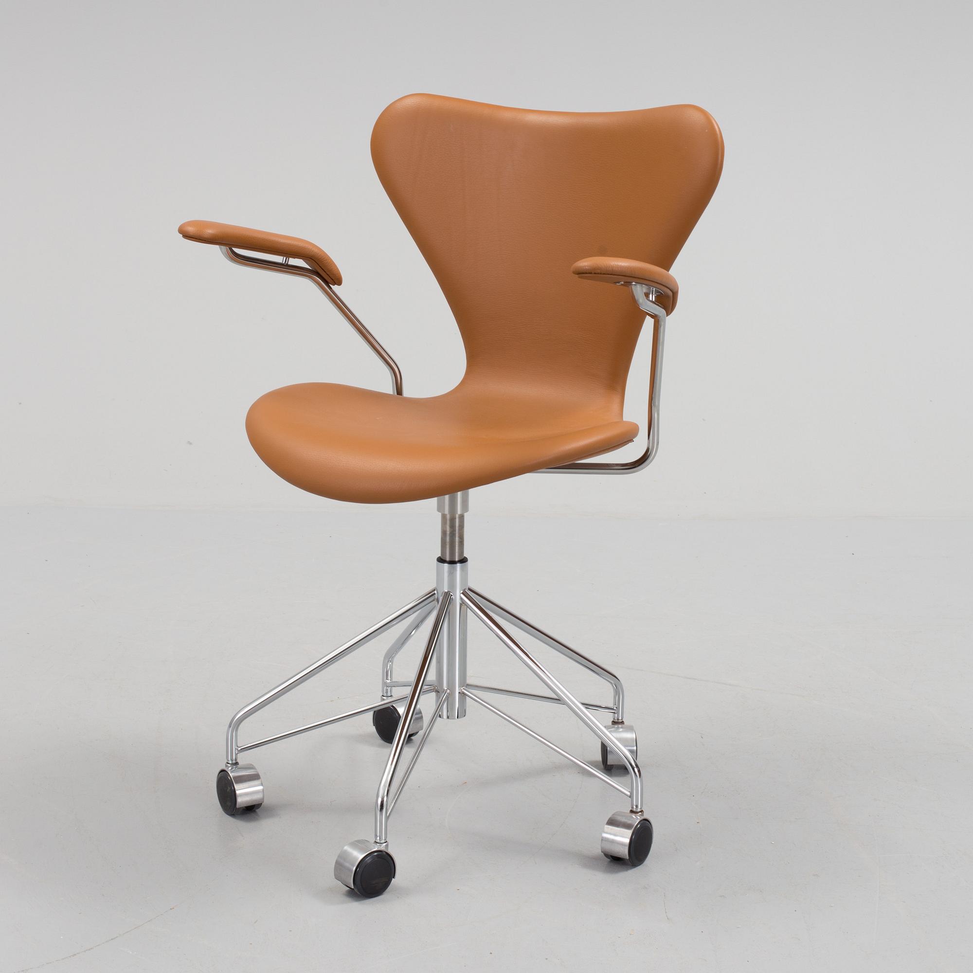 ARNE JACOBSEN, kontorsstol, "Sjuan", Fritz Hansen, 2013.