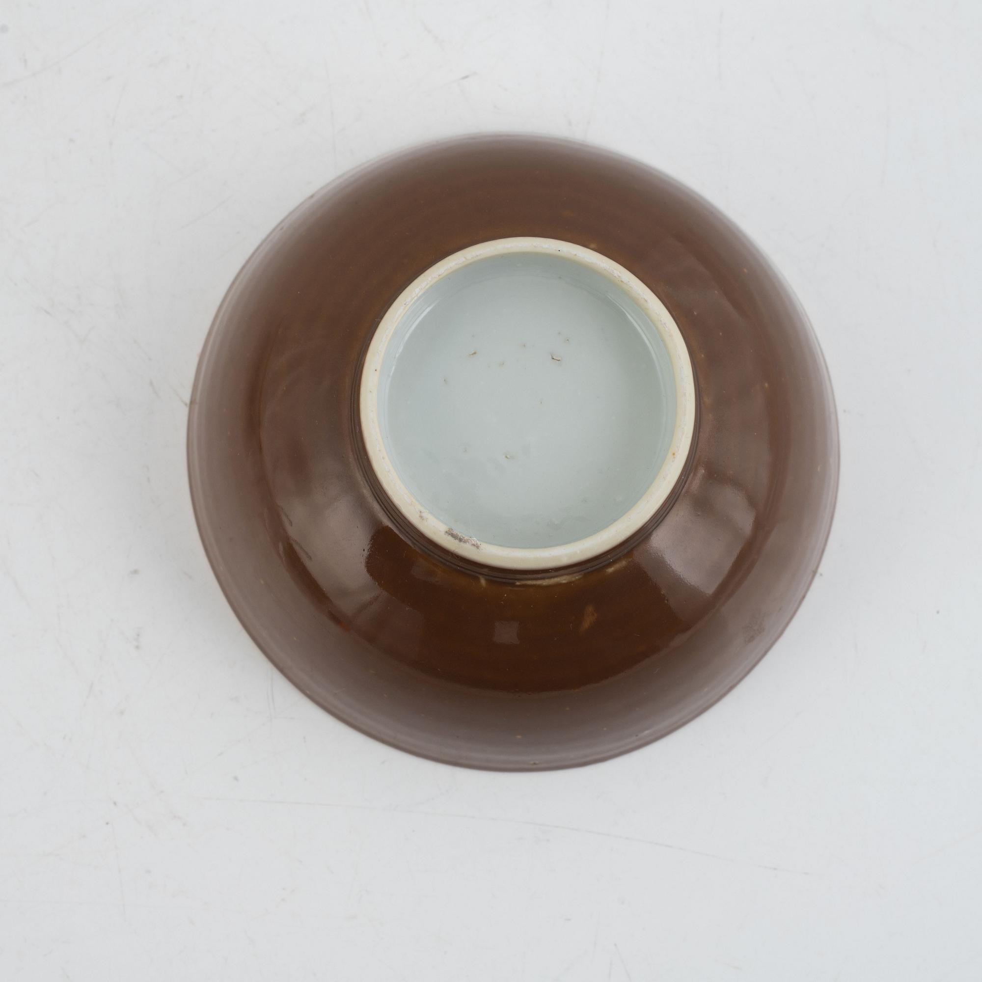 Skål samt två skålfat, exportporslin, Kina, Qingdynsatin, Qianlong (1736-95).