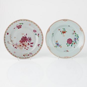 Tallrikar, fyra stycken samt skål, porslin Qingdynastin 1700/1800-tal.