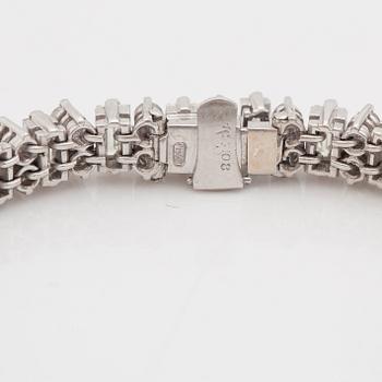 ARMBAND, med 64 briljantslipade diamanter samt 32 baguetteslipade diamanter, totalt circa 12.00 ct.