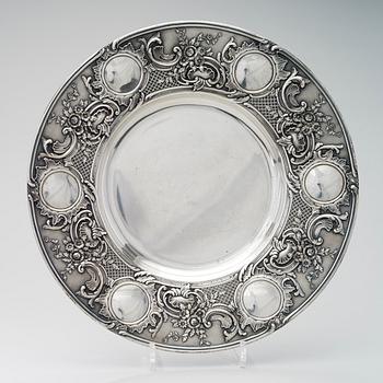 A PLATE, silver, St:Petersburg 1908-17, Ovtchinnikov, weight 1162 g.