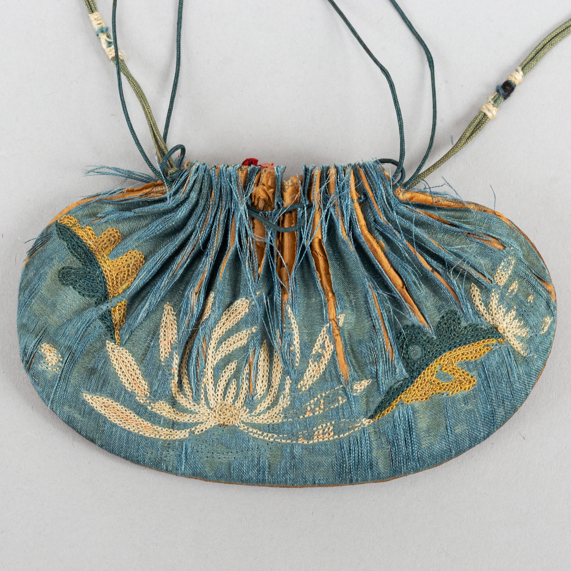 A Japanese satsuma belt buckle, Meiji period (1868-1912).
