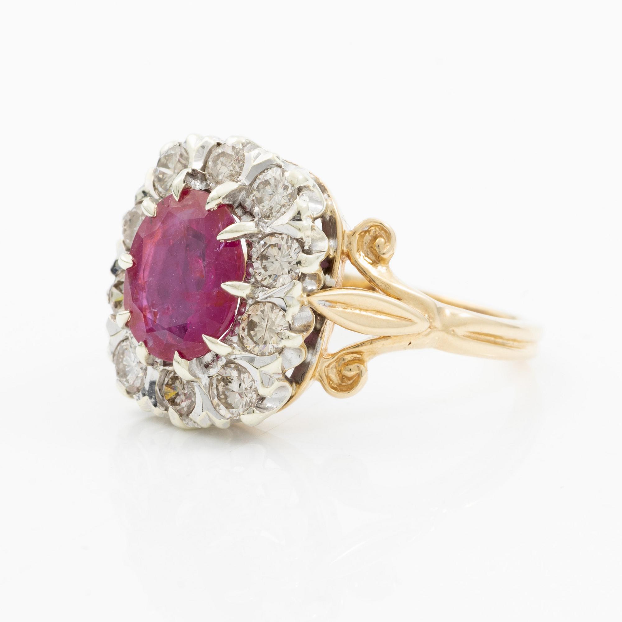 Ring, carmosé 9K gold with an oval-cut ruby and round brilliant-cut diamonds. Accompanied by a report from GCS.