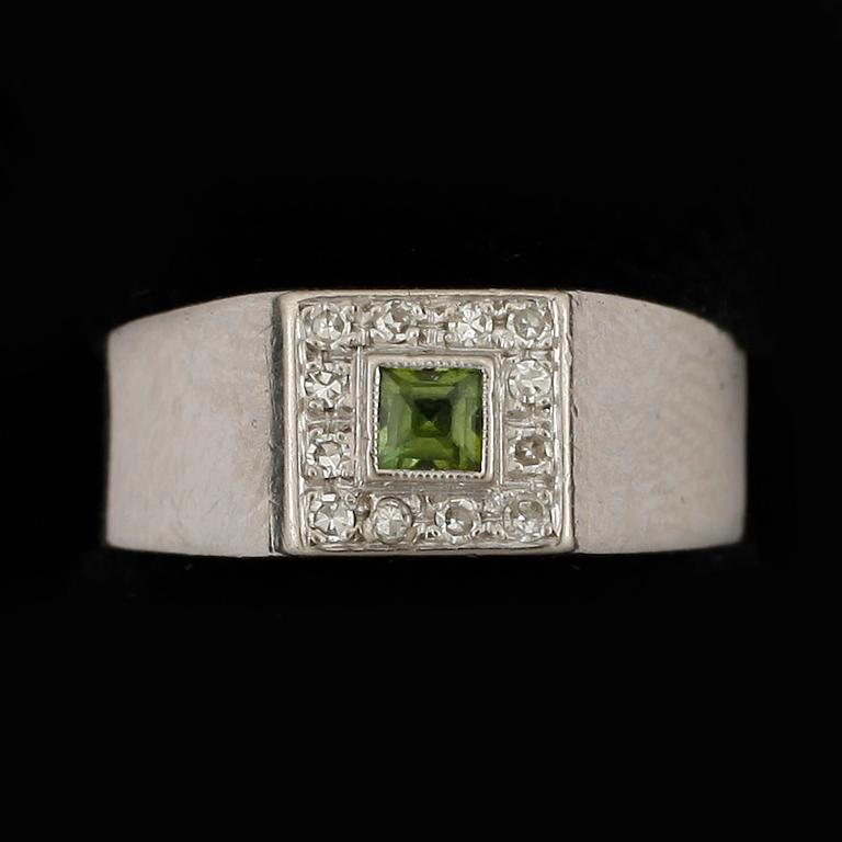 RING, vitguld, briljantslipade diamanter samt peridot. Tot vikt 4 gram.