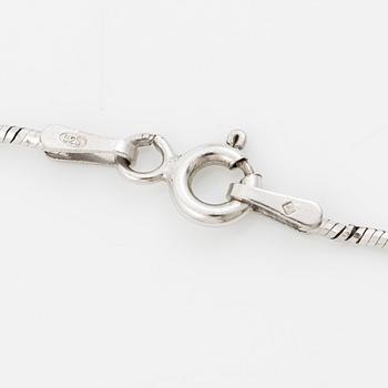 Pendant in 18K white gold set with round brilliant-cut diamonds, with a silver chain.