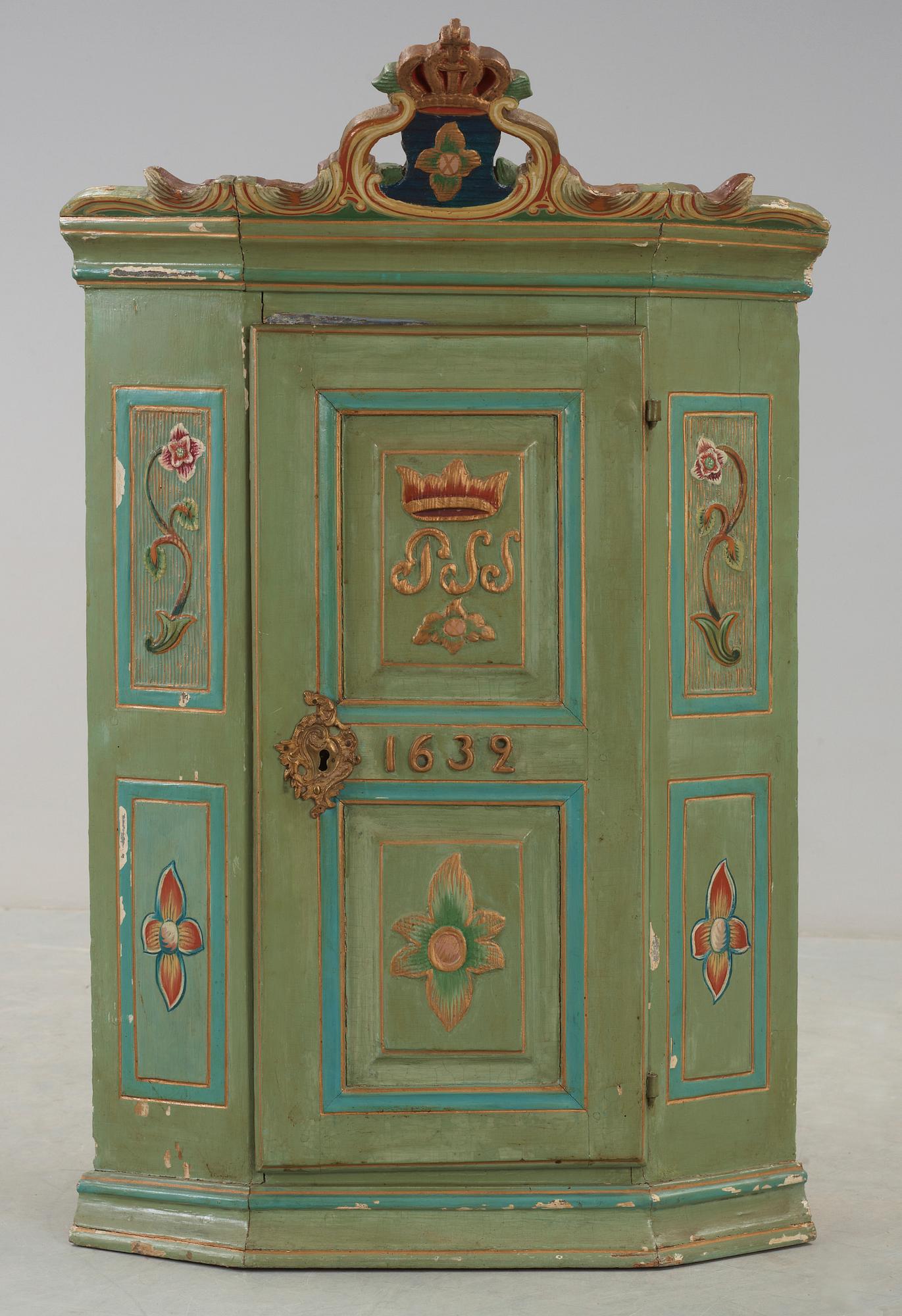 HÖRNSKÅP, bär datering 1632, delvis 1700-tal.