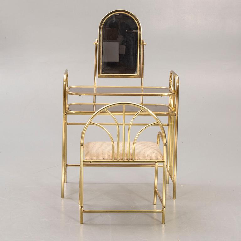 A 1970/80s vanity set.