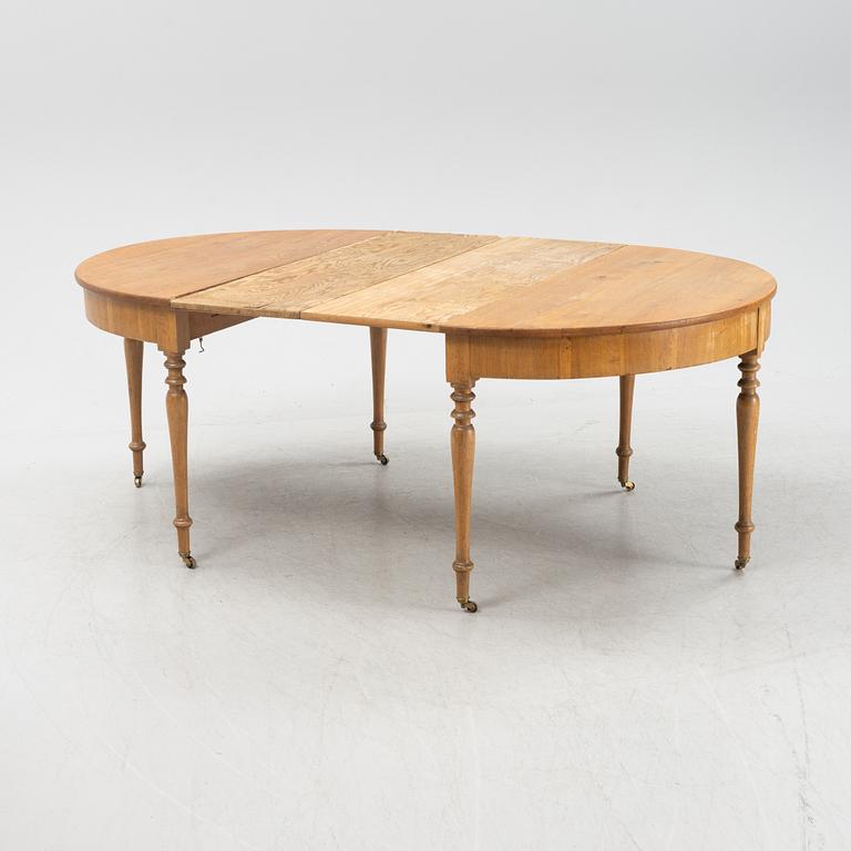 An oak dining table, around the year 1900.