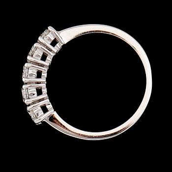 RING, 18K vitguld, briljantslipade diamanter tot ca 1.03 ct. Vikt ca 4 g.