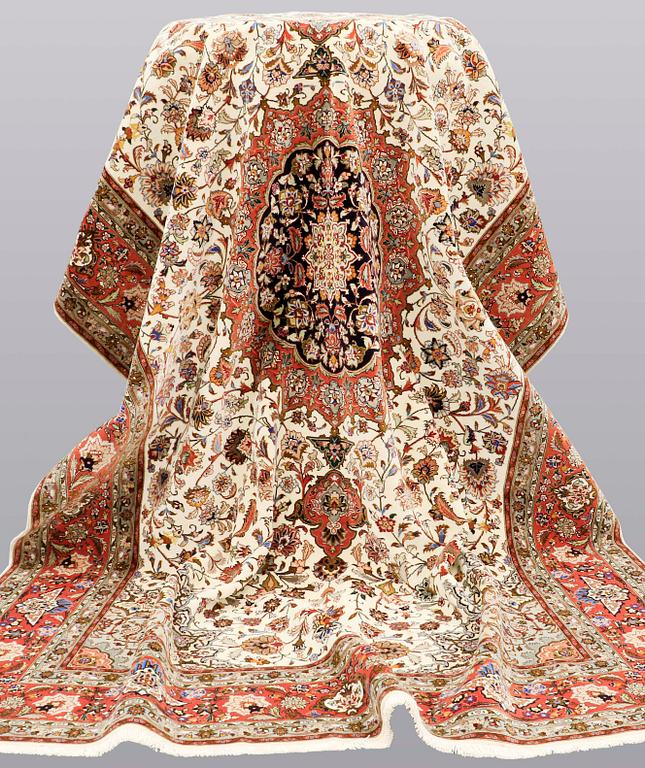A carpet, Täbriz part silk, 306 x 200 cm.