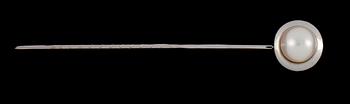 KRAVATTNÅL, 18k vitguld med odlad pärla, per Dåvik, Alton, Falköping, 1986. Vikt 0,5 g.