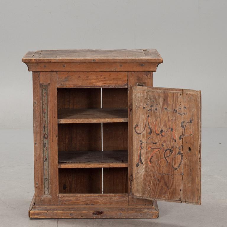 HÄNGSKÅP, allmoge. Bär datering 1780.