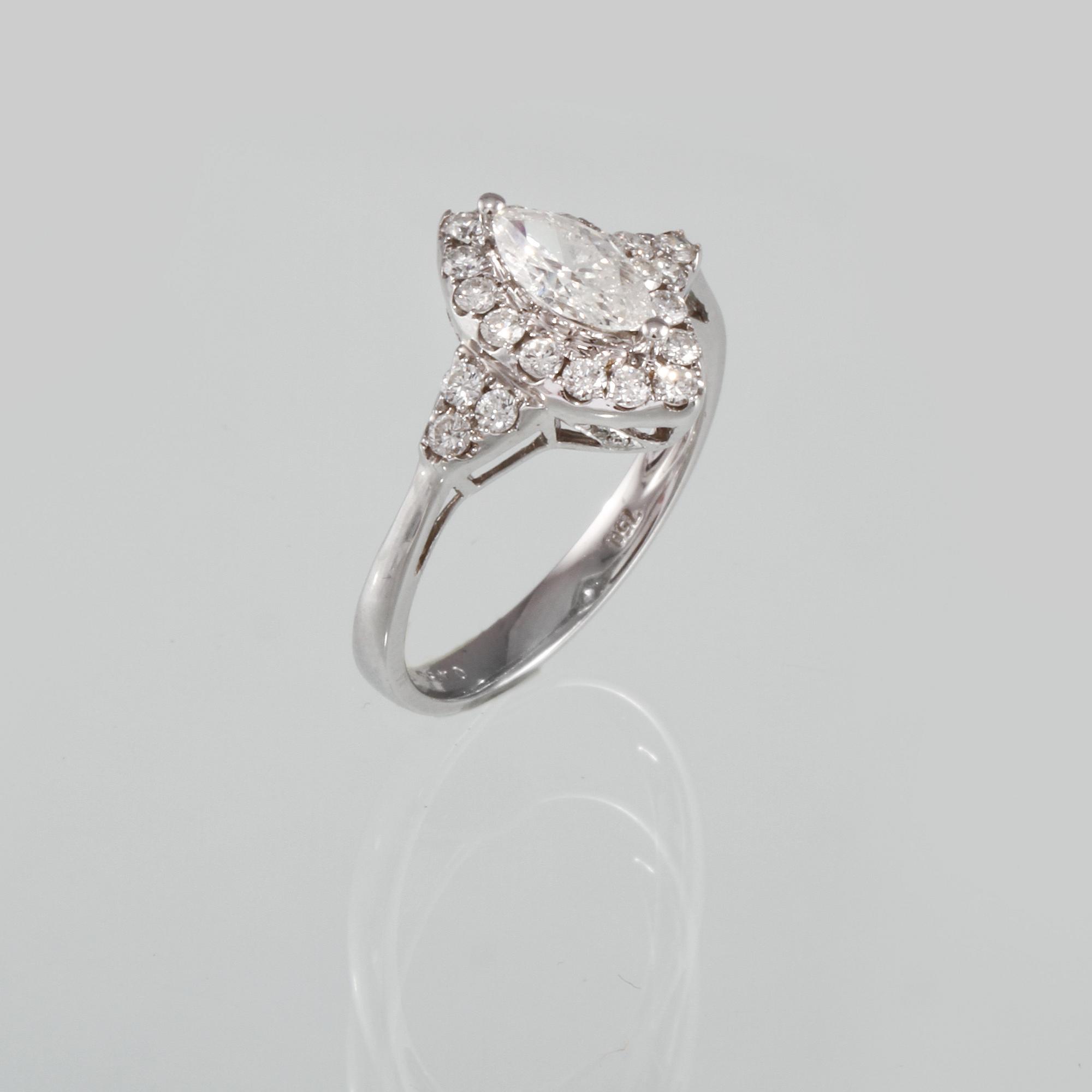 RING, 18k vitguld med briljantslipade diamanter ca 0.39 ct samt navettslipad diamant ca 0.44 ct. Vikt 3,2 gram.