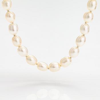 A pearl collier and bracelet with cultured pearls and silver clasps. Pirami.