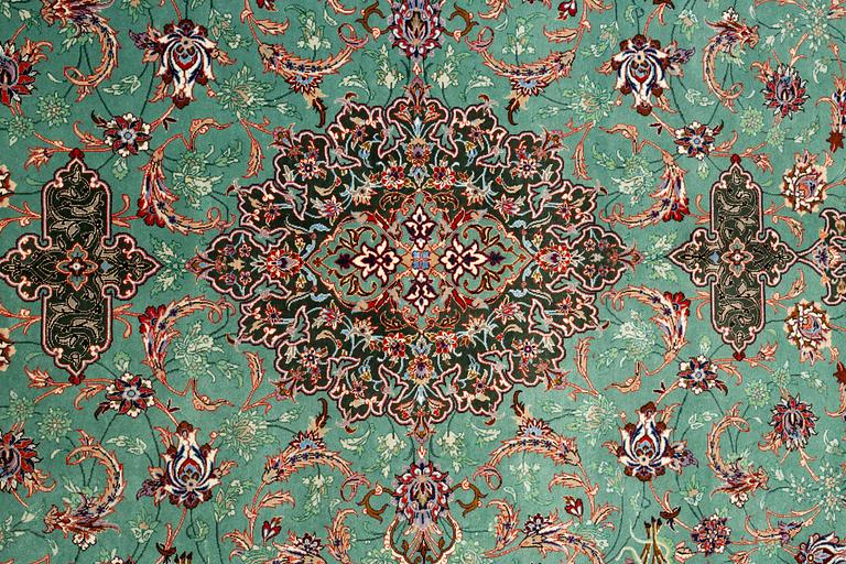 A rug, old Esfahan, part silk, signed, ca 225 x 149 cm (ca 1,5-2,5 cm flat weave at the ends).