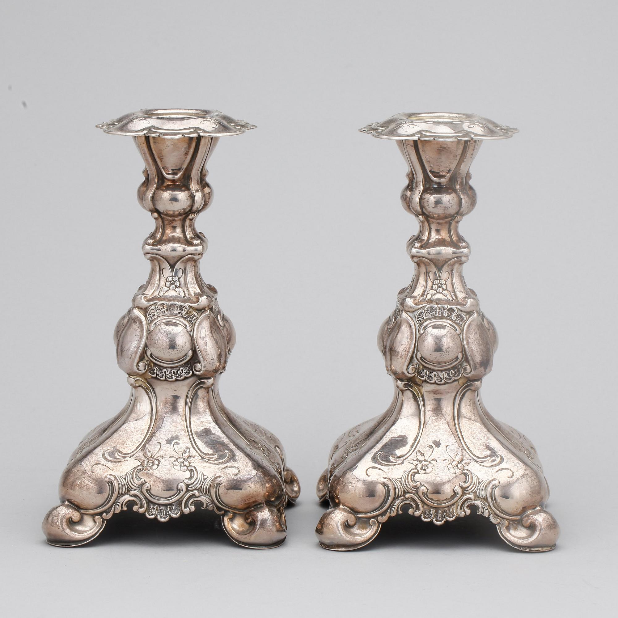 LJUSSTAKAR, ett par, nysilver, rokokostil, G.A.B, Stockholm, 1900-talets andra hälft.