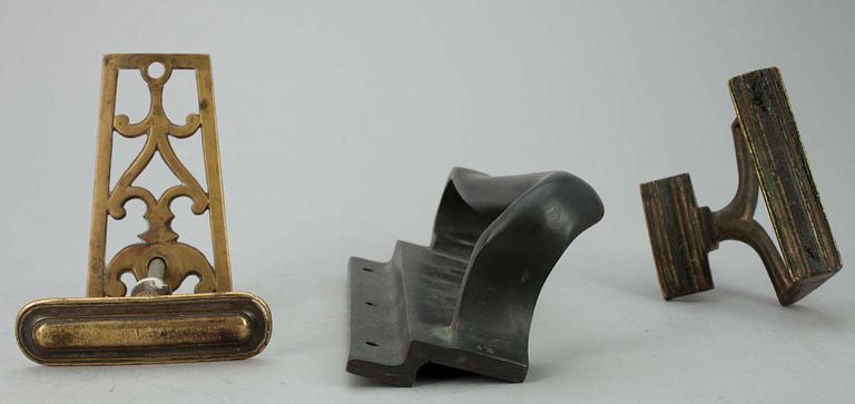DÖRRHANDTAG, 3 st, brons, bl.a. Alvar Aalto.