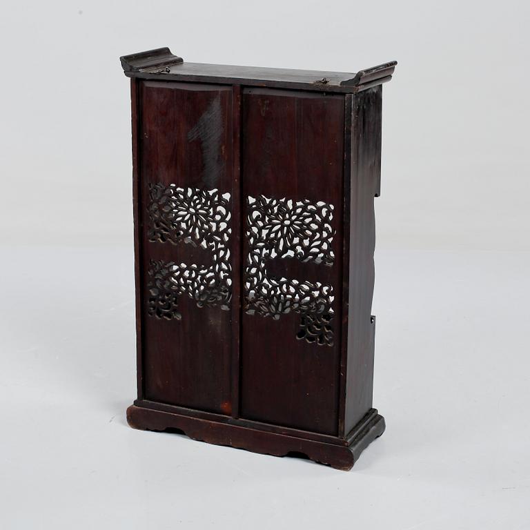 SKÅP, orientaliskt, 1900-talets första hälft.
