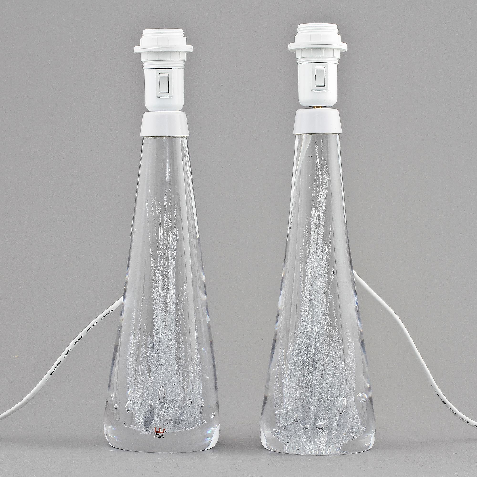 BORDSLAMPOR, ett par, glas, Vicke Lindstrand, Kosta, 1900-talets andra hälft.