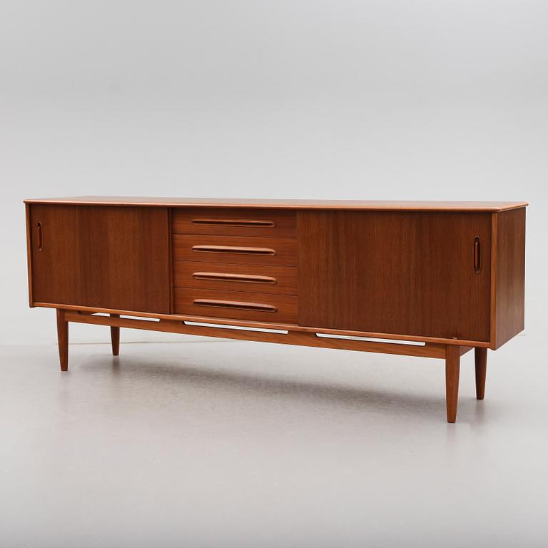SIDEBOARD, Troeds, Bjärnum, 1900-talets andra hälft.