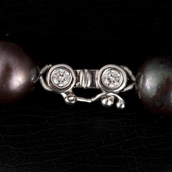 PÄRLCOLLIER, Odlade sötvattenpärlor 10 - 11 mm. 18K vitguld. Briljantslipade diamanter 0.14 ct. H/vs.