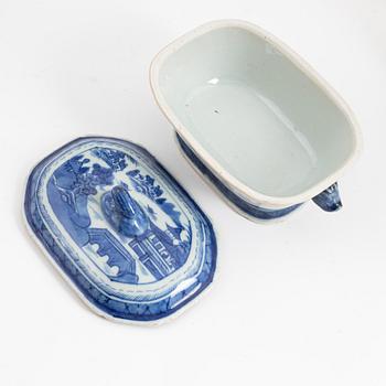 Butter tureen, plate, six small dishes and a serving dish, Qing dynasty, 18th and 19th century.