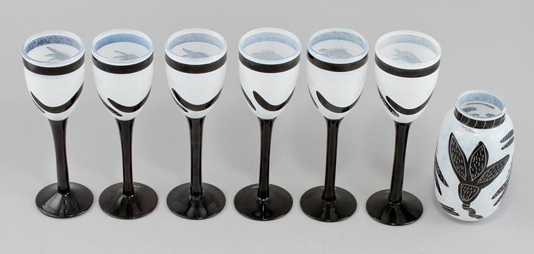 VINGLAS, 6 st, samt VAS, Ulrica Hydman-Vallien, Kosta Boda, signerade. 1900-talets senare del.