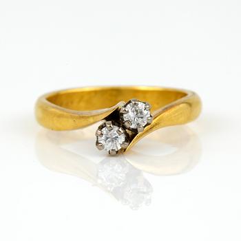 RING samt HALSBAND, ringen 23K guld, Umeå. Vikt 5,17 g. Halsband 18K vitguld med diamant, tot ca 0,09 ct. Vikt 5,47 g.