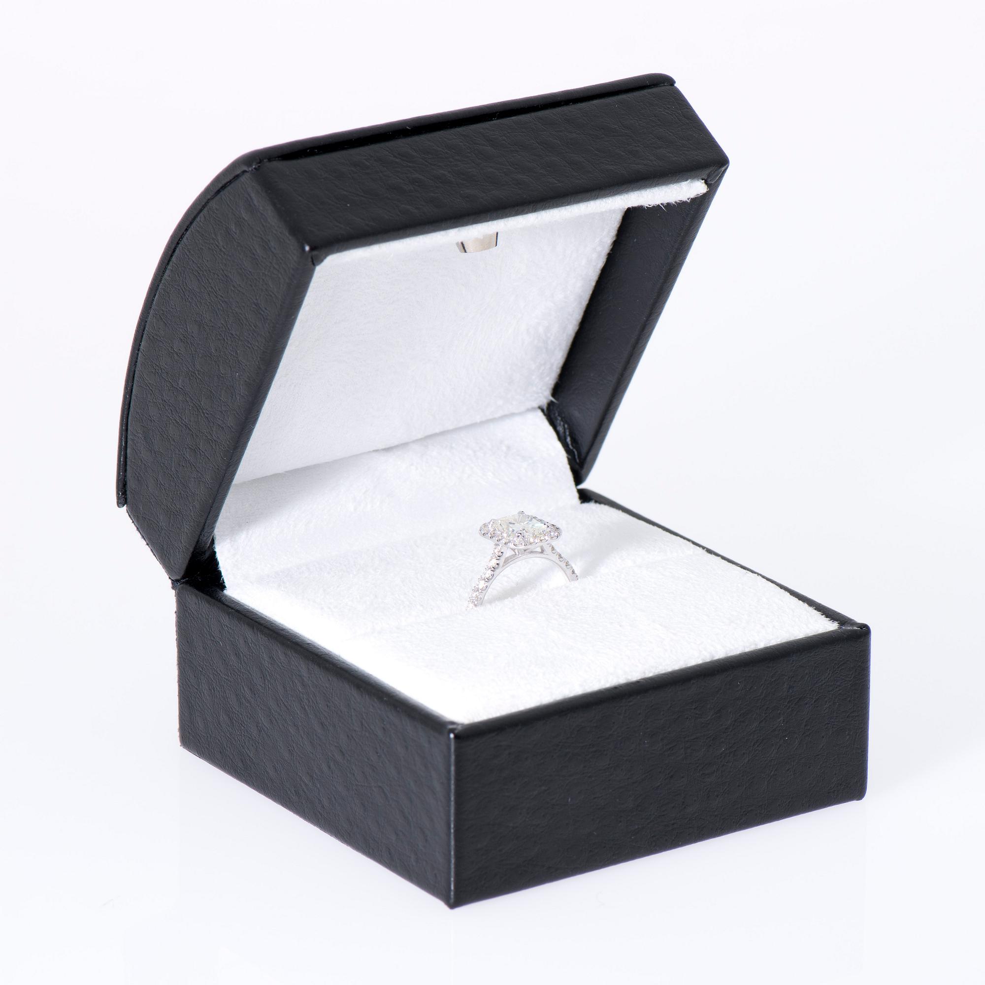 RING, 18K vitguld, radiantslipad diamant ca 1,30 ct, sidostenar totalt ca 0,54 ct.