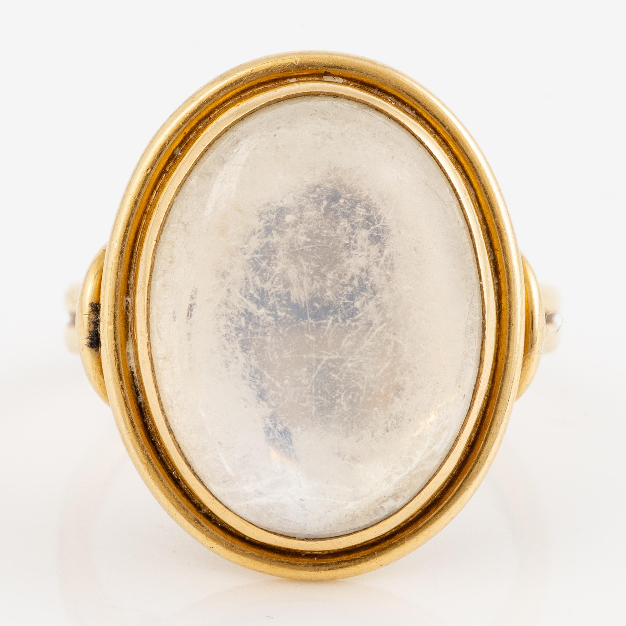 Ring 18K gold with moonstone.