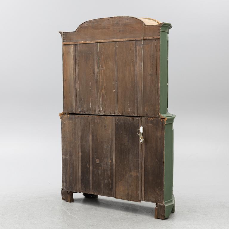 A display cabinet, 19th century.