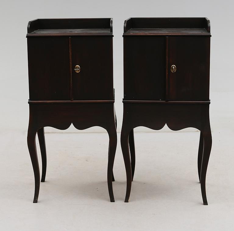 SÄNGBORD, 1 par, rokokostil, för Nationalmuseum, 1900-talets andra hälft.